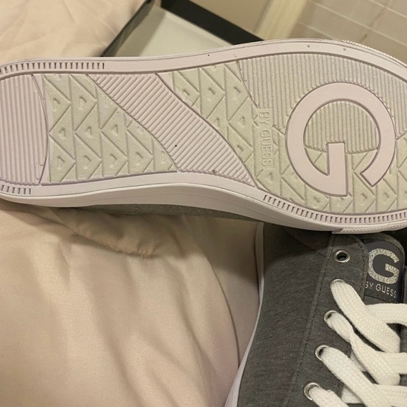 NIB G By Guess Women’s Oleex Gray White Lace Up Low Top Sneaker Shoes Size 9.5 M - Picture 5 of 6